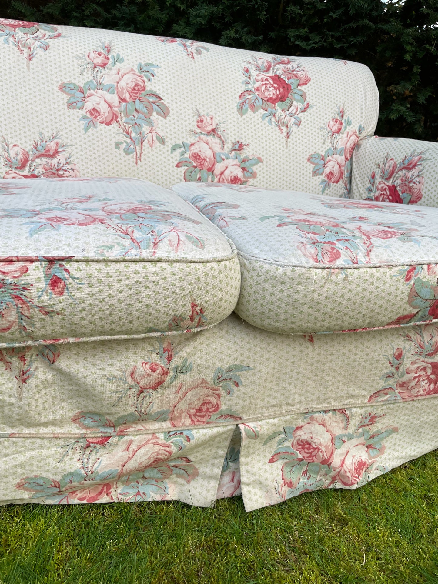Colefax and Fowler ‘Old Rose’ sofa