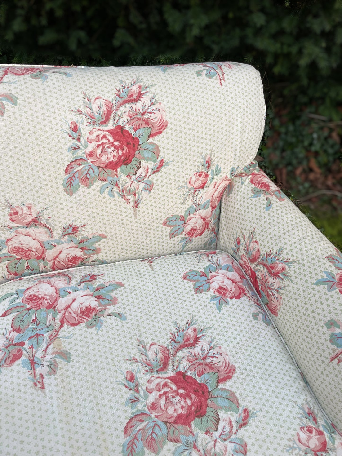 Colefax and Fowler ‘Old Rose’ sofa